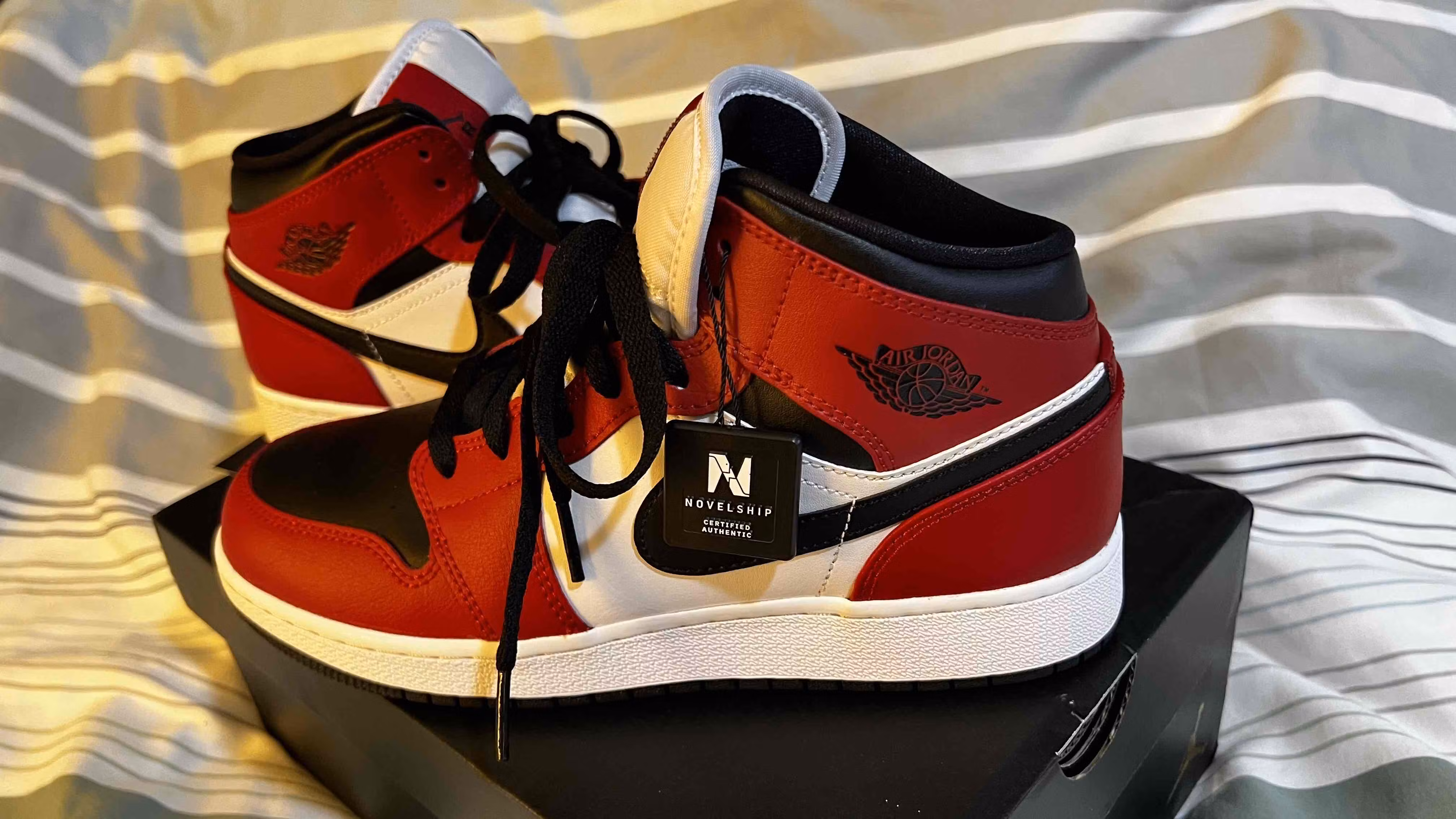 (Grade School) Air Jordan 1 Mid 'Chicago Black Toe' 554725-069 (Grade School) Air Jordan 1 Mid 'Chicago Black Toe' 554725-069